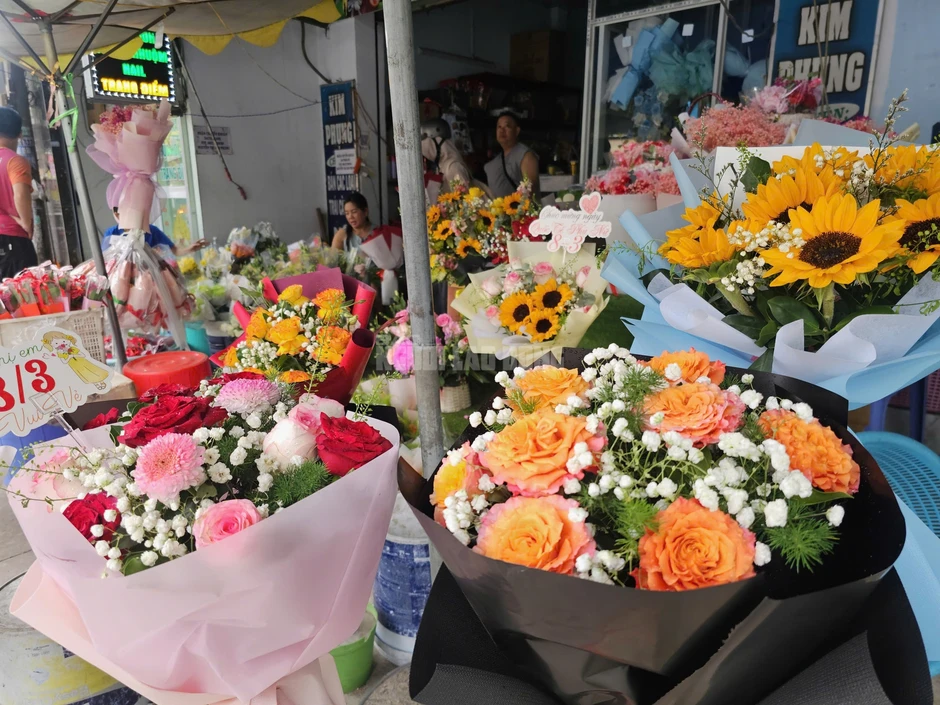 Giá hoa ngày 8-3 tăng mạnh, có loại gấp gần 10 lần Giá hoa ngày 8-3 tăng mạnh, có loại gấp gần 10 lần