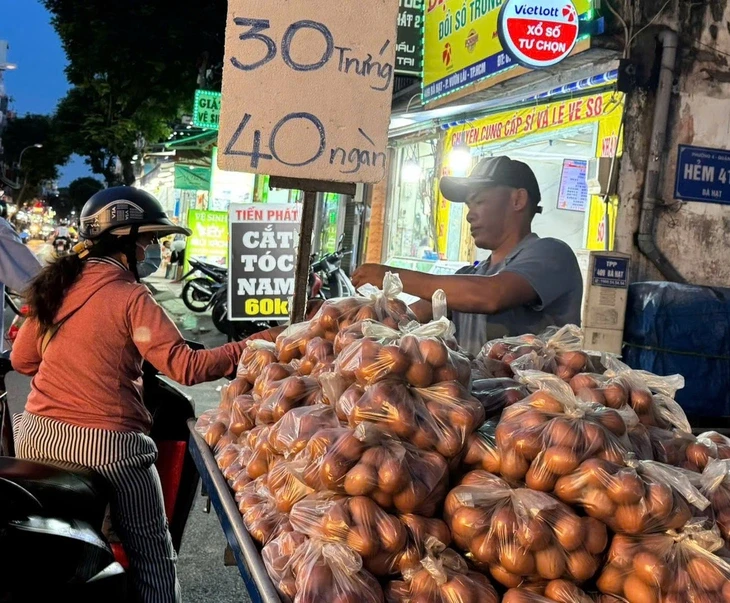 Giá trứng gà 'rẻ bất thường' bán ở vỉa hè có bình thường không?