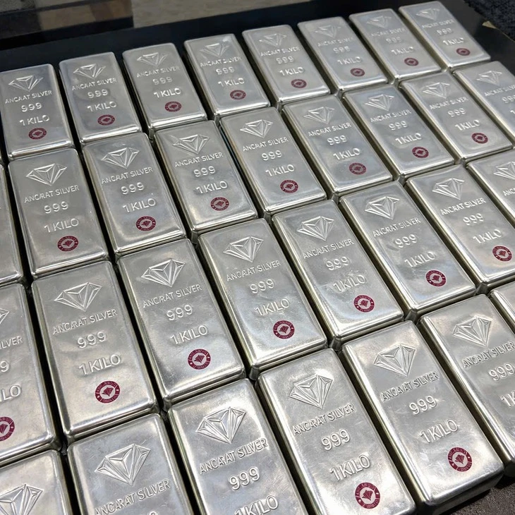Giá vàng bật tăng mạnh, vượt 4.600 USD/ounce