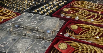 Giá vàng giảm mạnh, bạc neo cao