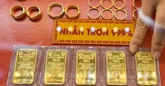Giá vàng miếng SJC cao hơn giá vàng thế giới đến 30 triệu đồng/lượng cả tuần qua