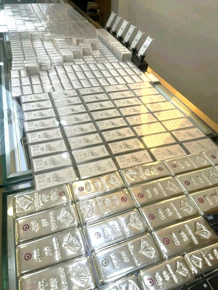 Giá vàng thế giới bất ngờ tăng gần 100 USD/ounce