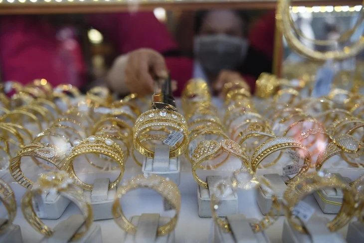 Giá vàng thế giới đột ngột giảm sâu về dưới 4.900 USD/ounce Giá vàng thế giới đột ngột giảm sâu về dưới 4.900 USD/ounce