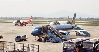 Giá vé máy bay "nóng" theo xăng dầu, nhiều gia đình tính lại kế hoạch nghỉ lễ 30-4
