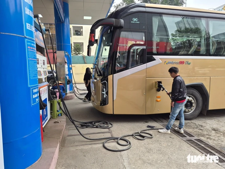 Giá xăng dầu đồng loạt tăng mạnh: RON95 tăng hơn 4.700 đồng/lít, dầu hỏa gần 8.500 đồng/lít Giá xăng dầu đồng loạt tăng mạnh: RON95 tăng hơn 4.700 đồng/lít, dầu hỏa gần 8.500 đồng/lít