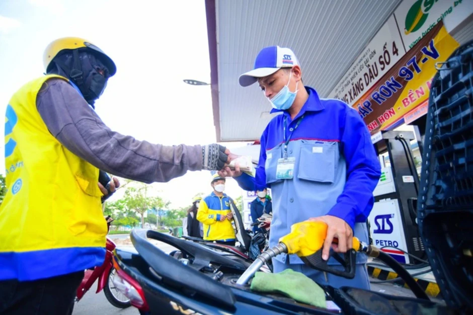 Giá xăng dầu tăng mạnh chiều nay, có loại lên gần 1.000 đồng mỗi lít Giá xăng dầu tăng mạnh chiều nay, có loại lên gần 1.000 đồng mỗi lít
