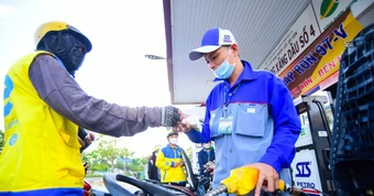 Giá xăng dầu tăng mạnh chiều nay, có loại lên gần 1.000 đồng mỗi lít
