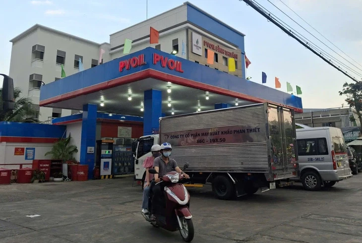 Giá xăng dầu vọt lên, nhà xe nói 'không kham nổi', rục rịch tăng cước phí