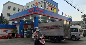 Giá xăng dầu vọt lên, nhà xe nói 'không kham nổi', rục rịch tăng cước phí