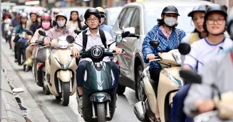 Giá xăng và những thay đổi 'chiến lược' của người trẻ