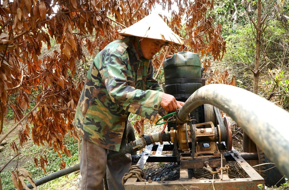 Giảm chi phí xăng: Nông, ngư dân tưới cây bằng điện, bán cá giữa biển Giảm chi phí xăng: Nông, ngư dân tưới cây bằng điện, bán cá giữa biển