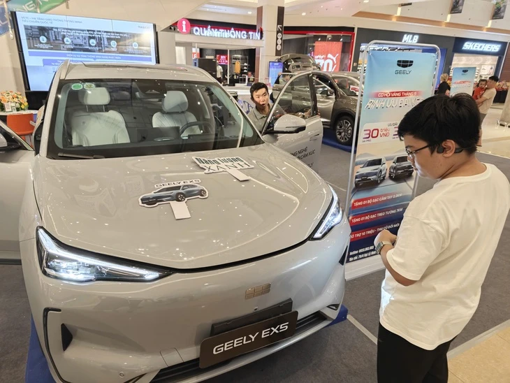 Grab tăng ô tô điện chở khách, tính mở trạm sạc dùng chung Grab tăng ô tô điện chở khách, tính mở trạm sạc dùng chung
