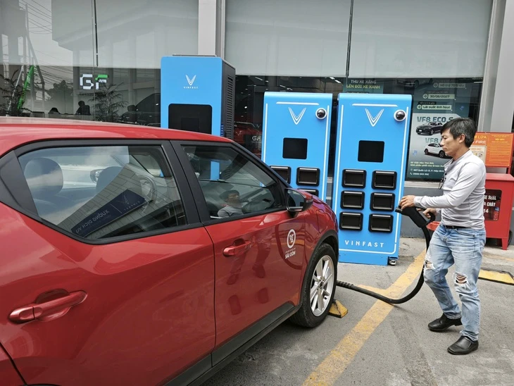 Grab tăng ô tô điện chở khách, tính mở trạm sạc dùng chung Grab tăng ô tô điện chở khách, tính mở trạm sạc dùng chung