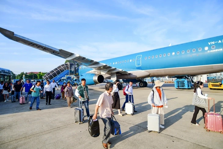 Hãng bay ứng phó với giá nhiên liệu