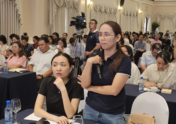 Hàng nhập khẩu bị 'treo' gần 2 tháng vì quy định chồng chéo Hàng nhập khẩu bị 'treo' gần 2 tháng vì quy định chồng chéo