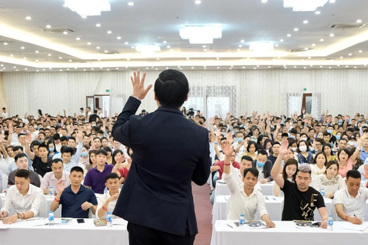 Hé lộ thu nhập của nhân viên công ty chuyên bán khóa học làm giàu Hé lộ thu nhập của nhân viên công ty chuyên bán khóa học làm giàu