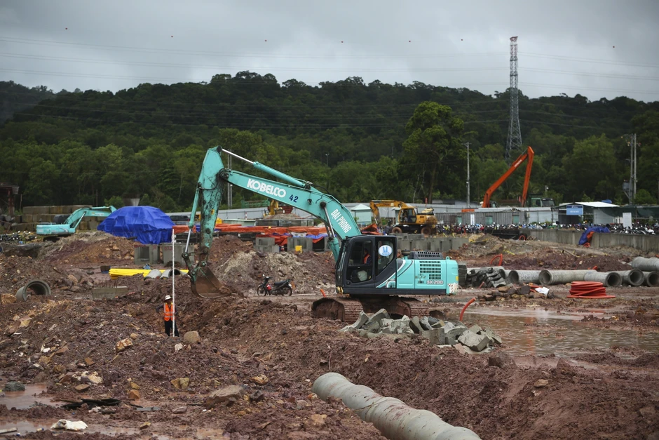 Hơn 7.600 người chạy đua hoàn thiện sân bay Phú Quốc trước APEC Hơn 7.600 người chạy đua hoàn thiện sân bay Phú Quốc trước APEC