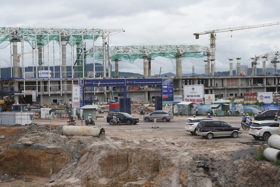 Hơn 7.600 người chạy đua hoàn thiện sân bay Phú Quốc trước APEC Hơn 7.600 người chạy đua hoàn thiện sân bay Phú Quốc trước APEC