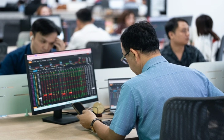 Hưng phấn ngắn ngủi, VN-Index giảm mạnh sau phiên tăng kỷ lục Hưng phấn ngắn ngủi, VN-Index giảm mạnh sau phiên tăng kỷ lục