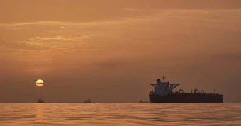 Iran hành động “gắt”, tàu hàng trúng đòn ở eo biển Hormuz