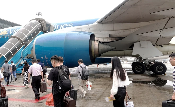 Khách đi máy bay thấp thỏm lo bị hủy, hoãn chuyến sát ngày khởi hành Khách đi máy bay thấp thỏm lo bị hủy, hoãn chuyến sát ngày khởi hành