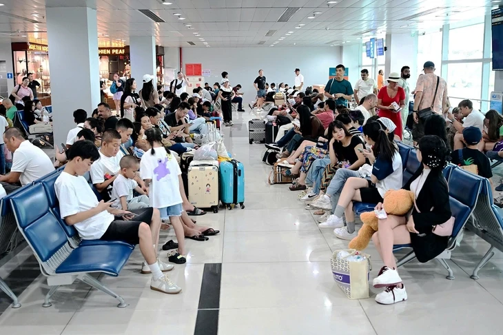 Khách đi máy bay thấp thỏm lo bị hủy, hoãn chuyến sát ngày khởi hành Khách đi máy bay thấp thỏm lo bị hủy, hoãn chuyến sát ngày khởi hành