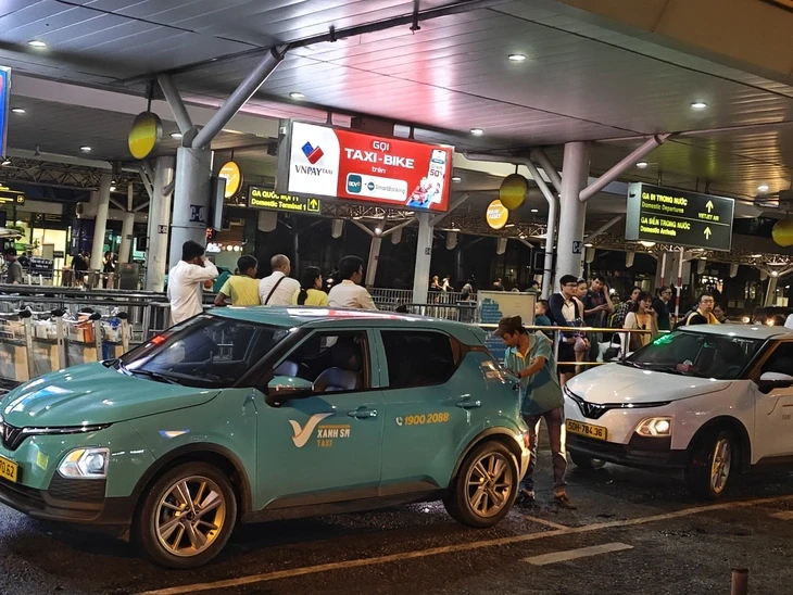 Khách quay lại TP.HCM sau lễ, taxi và xe công nghệ đón nhanh ở Tân Sơn Nhất Khách quay lại TP.HCM sau lễ, taxi và xe công nghệ đón nhanh ở Tân Sơn Nhất