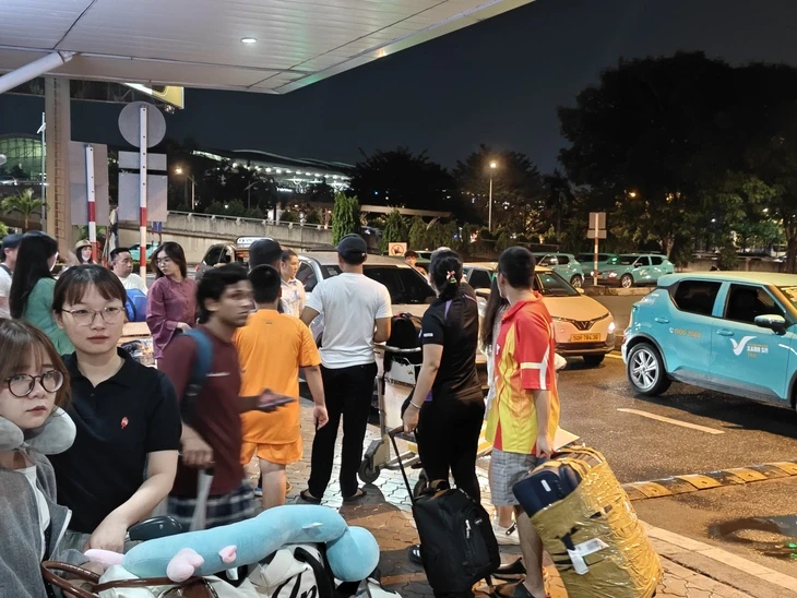 Khách quay lại TP.HCM sau lễ, taxi và xe công nghệ đón nhanh ở Tân Sơn Nhất Khách quay lại TP.HCM sau lễ, taxi và xe công nghệ đón nhanh ở Tân Sơn Nhất