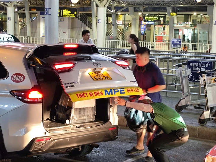 Khách quay lại TP.HCM sau lễ, taxi và xe công nghệ đón nhanh ở Tân Sơn Nhất Khách quay lại TP.HCM sau lễ, taxi và xe công nghệ đón nhanh ở Tân Sơn Nhất