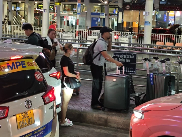 Khách quay lại TP.HCM sau lễ, taxi và xe công nghệ đón nhanh ở Tân Sơn Nhất Khách quay lại TP.HCM sau lễ, taxi và xe công nghệ đón nhanh ở Tân Sơn Nhất