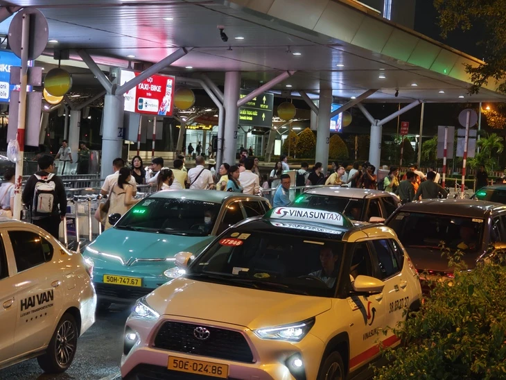 Khách quay lại TP.HCM sau lễ, taxi và xe công nghệ đón nhanh ở Tân Sơn Nhất Khách quay lại TP.HCM sau lễ, taxi và xe công nghệ đón nhanh ở Tân Sơn Nhất
