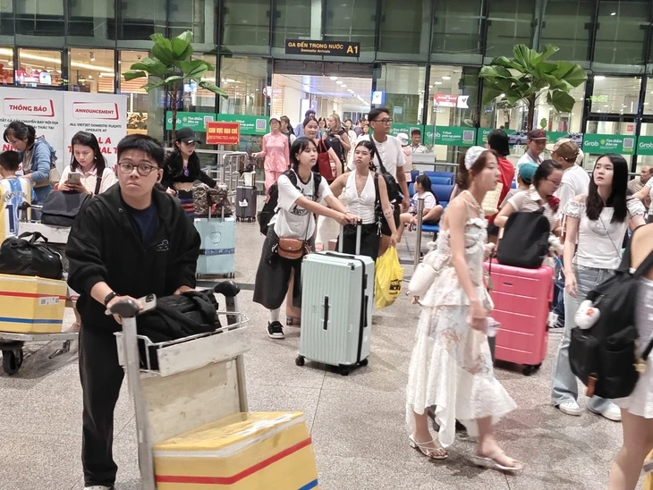 Khách quay lại TP.HCM sau lễ, taxi và xe công nghệ đón nhanh ở Tân Sơn Nhất Khách quay lại TP.HCM sau lễ, taxi và xe công nghệ đón nhanh ở Tân Sơn Nhất
