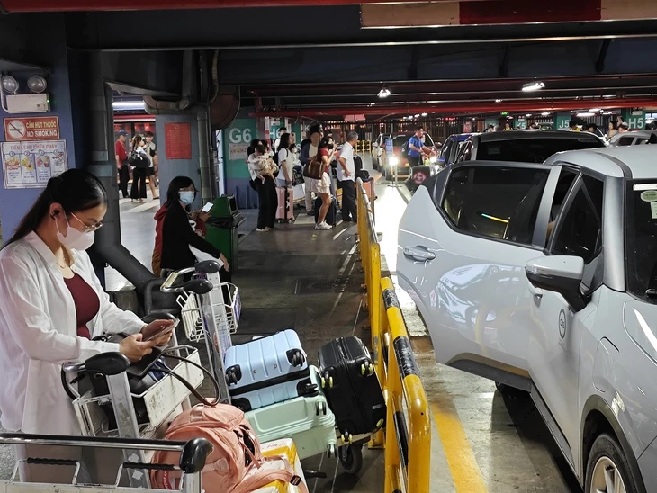 Khách quay lại TP.HCM sau lễ, taxi và xe công nghệ đón nhanh ở Tân Sơn Nhất Khách quay lại TP.HCM sau lễ, taxi và xe công nghệ đón nhanh ở Tân Sơn Nhất