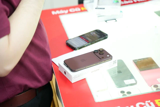 Khách Việt đổ xô đi mua iPhone 18 Pro và iPhone 18 Pro Max