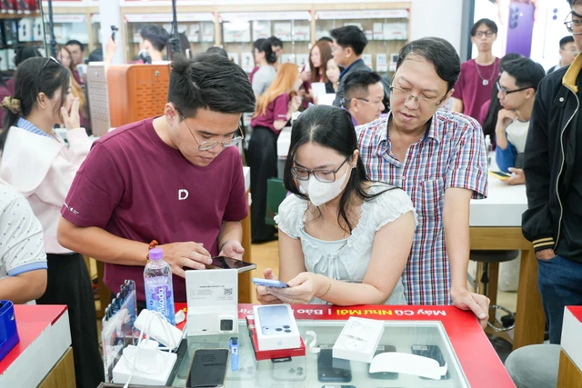 Khách Việt đổ xô đi mua iPhone 18 Pro và iPhone 18 Pro Max