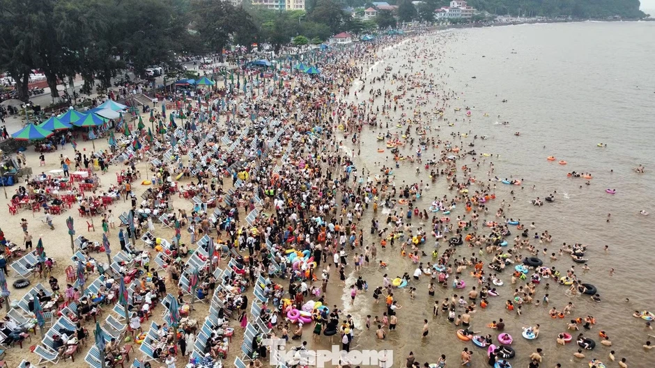 Khổ như mua vé máy bay, du lịch dịp 30/4-1/5