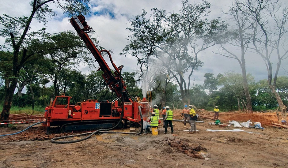 Khoan 6 mét vào lòng đất, phát hiện một dải khoáng hóa chứa vàng kéo dài 1km Khoan 6 mét vào lòng đất, phát hiện một dải khoáng hóa chứa vàng kéo dài 1km