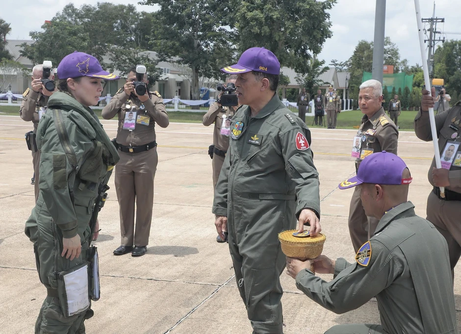 Khoảnh khắc Nhà vua Thái Lan dõi theo Hoàng hậu lái tiêm kích Gripen Khoảnh khắc Nhà vua Thái Lan dõi theo Hoàng hậu lái tiêm kích Gripen
