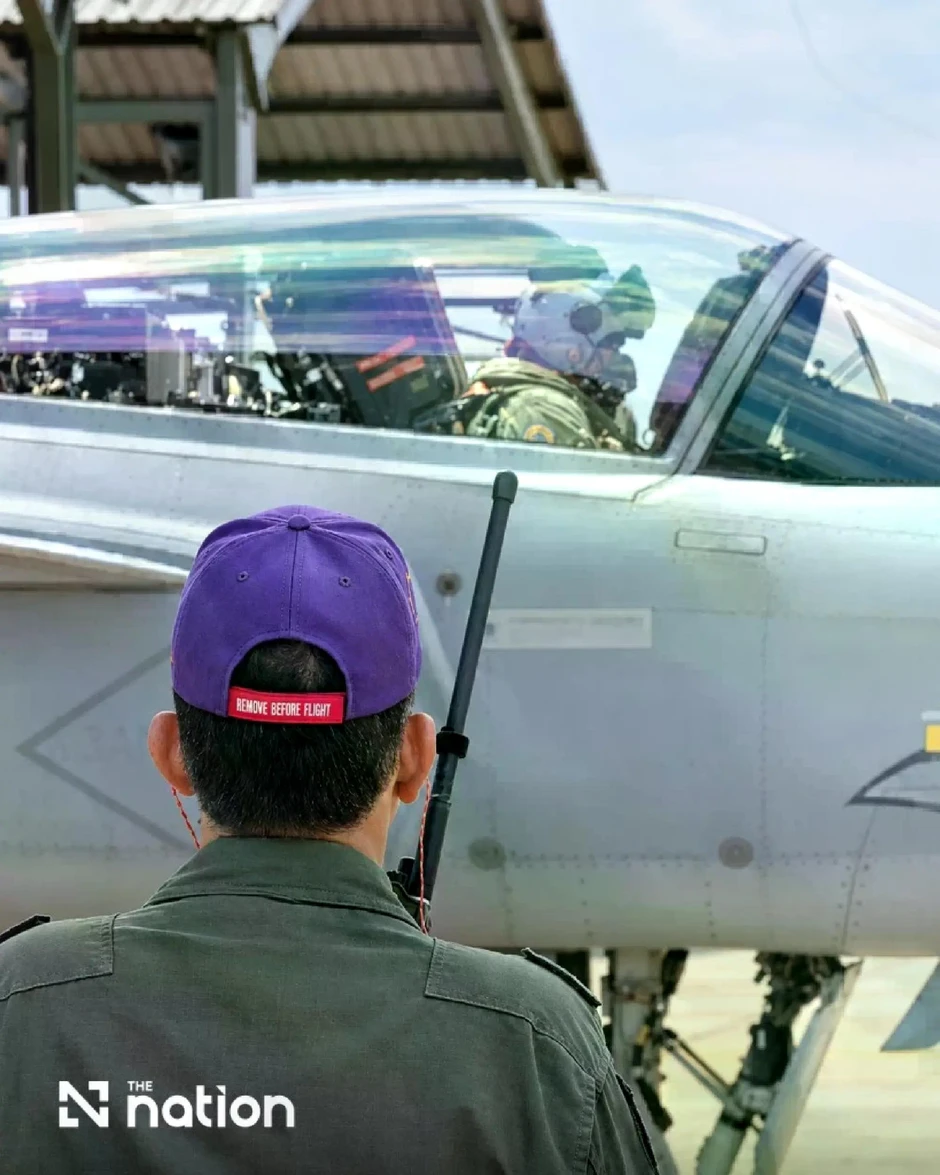 Khoảnh khắc Nhà vua Thái Lan dõi theo Hoàng hậu lái tiêm kích Gripen Khoảnh khắc Nhà vua Thái Lan dõi theo Hoàng hậu lái tiêm kích Gripen