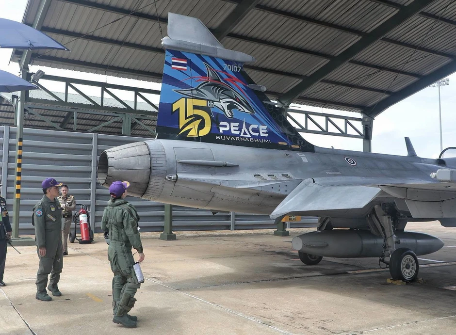 Khoảnh khắc Nhà vua Thái Lan dõi theo Hoàng hậu lái tiêm kích Gripen Khoảnh khắc Nhà vua Thái Lan dõi theo Hoàng hậu lái tiêm kích Gripen