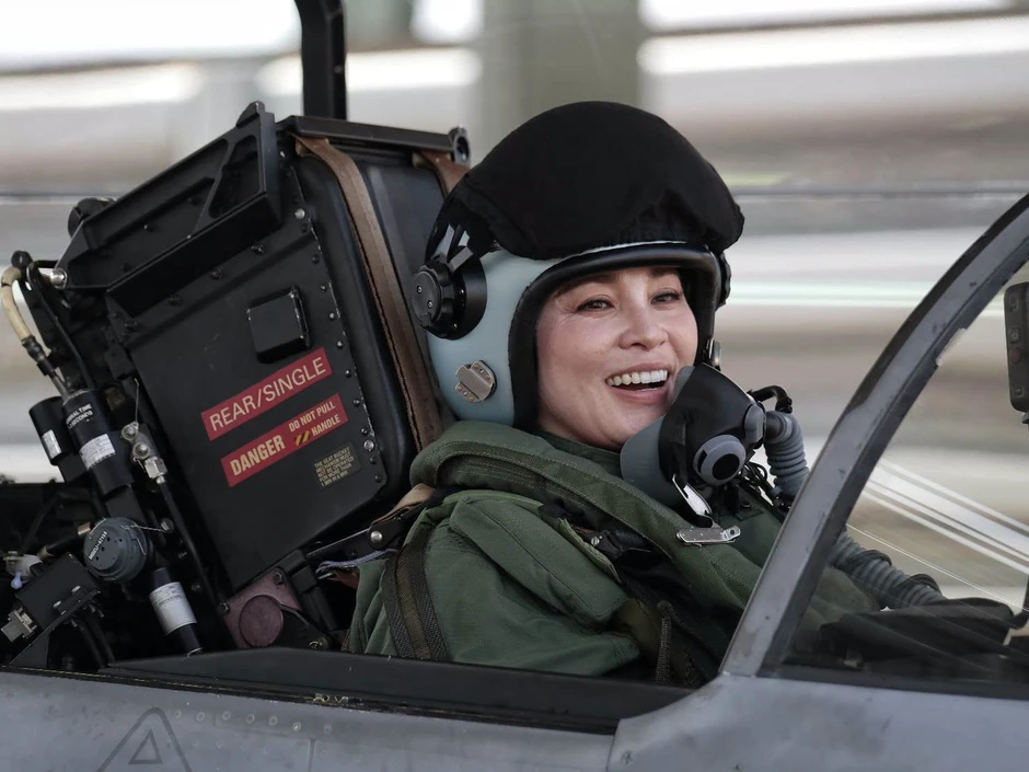 Khoảnh khắc Nhà vua Thái Lan dõi theo Hoàng hậu lái tiêm kích Gripen Khoảnh khắc Nhà vua Thái Lan dõi theo Hoàng hậu lái tiêm kích Gripen
