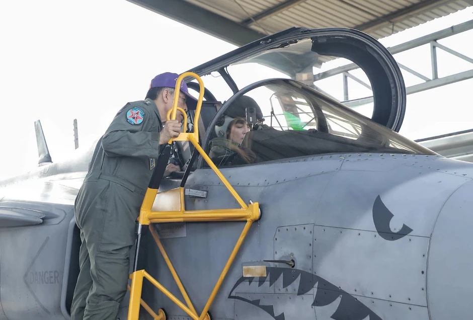 Khoảnh khắc Nhà vua Thái Lan dõi theo Hoàng hậu lái tiêm kích Gripen Khoảnh khắc Nhà vua Thái Lan dõi theo Hoàng hậu lái tiêm kích Gripen