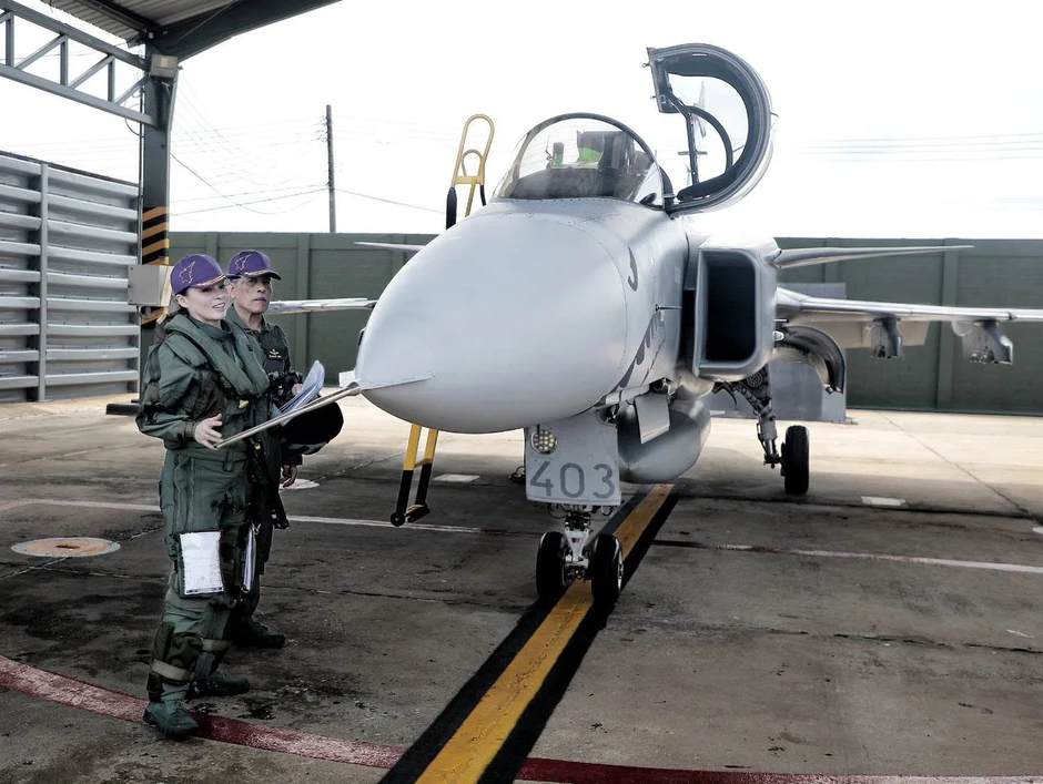 Khoảnh khắc Nhà vua Thái Lan dõi theo Hoàng hậu lái tiêm kích Gripen Khoảnh khắc Nhà vua Thái Lan dõi theo Hoàng hậu lái tiêm kích Gripen