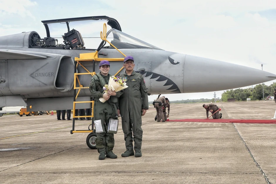 Khoảnh khắc Nhà vua Thái Lan dõi theo Hoàng hậu lái tiêm kích Gripen Khoảnh khắc Nhà vua Thái Lan dõi theo Hoàng hậu lái tiêm kích Gripen