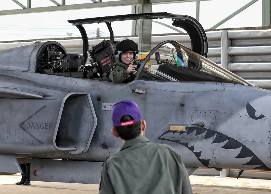 Khoảnh khắc Nhà vua Thái Lan dõi theo Hoàng hậu lái tiêm kích Gripen Khoảnh khắc Nhà vua Thái Lan dõi theo Hoàng hậu lái tiêm kích Gripen
