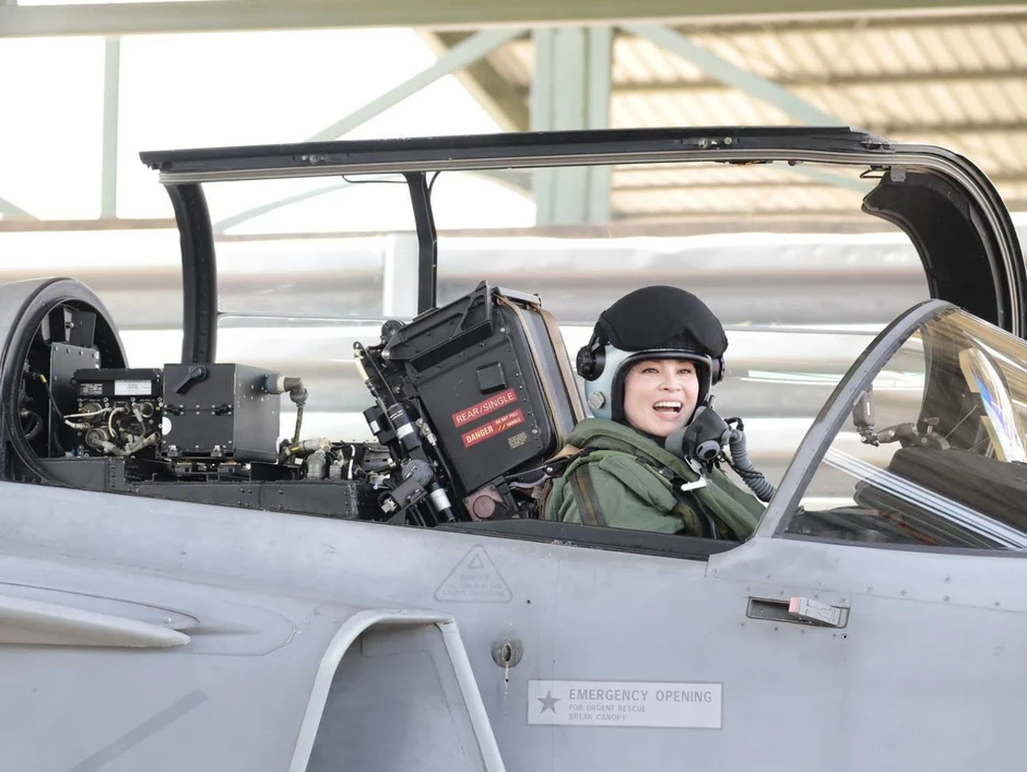 Khoảnh khắc Nhà vua Thái Lan dõi theo Hoàng hậu lái tiêm kích Gripen Khoảnh khắc Nhà vua Thái Lan dõi theo Hoàng hậu lái tiêm kích Gripen