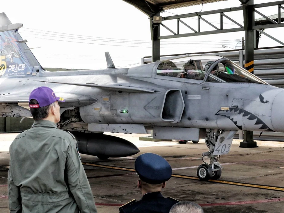 Khoảnh khắc Nhà vua Thái Lan dõi theo Hoàng hậu lái tiêm kích Gripen Khoảnh khắc Nhà vua Thái Lan dõi theo Hoàng hậu lái tiêm kích Gripen