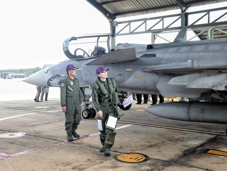 Khoảnh khắc Nhà vua Thái Lan dõi theo Hoàng hậu lái tiêm kích Gripen Khoảnh khắc Nhà vua Thái Lan dõi theo Hoàng hậu lái tiêm kích Gripen