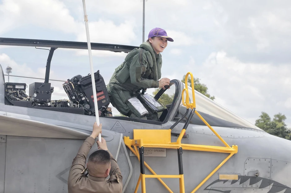 Khoảnh khắc Nhà vua Thái Lan dõi theo Hoàng hậu lái tiêm kích Gripen Khoảnh khắc Nhà vua Thái Lan dõi theo Hoàng hậu lái tiêm kích Gripen