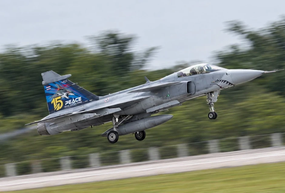 Khoảnh khắc Nhà vua Thái Lan dõi theo Hoàng hậu lái tiêm kích Gripen Khoảnh khắc Nhà vua Thái Lan dõi theo Hoàng hậu lái tiêm kích Gripen